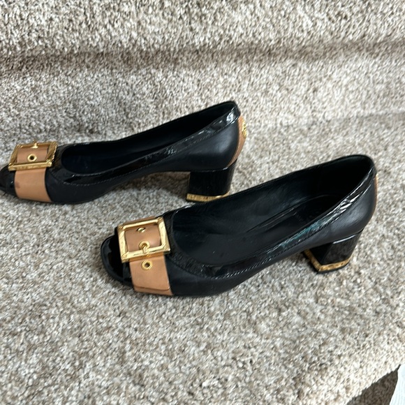 Lady size 8 1/2 medium Tory Burch black and beige pumps with gold detail - Picture 2 of 10